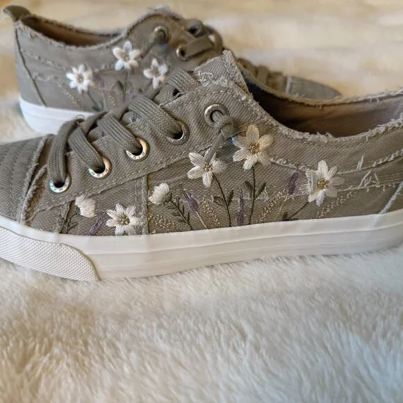 Blowfish Malibu embroidered sneakers women size 9.5 New - Picture 4 of 7